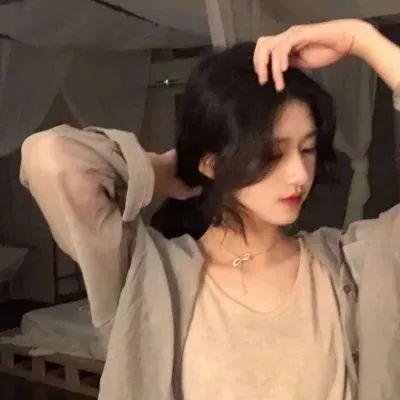 微光下的蓝色男孩